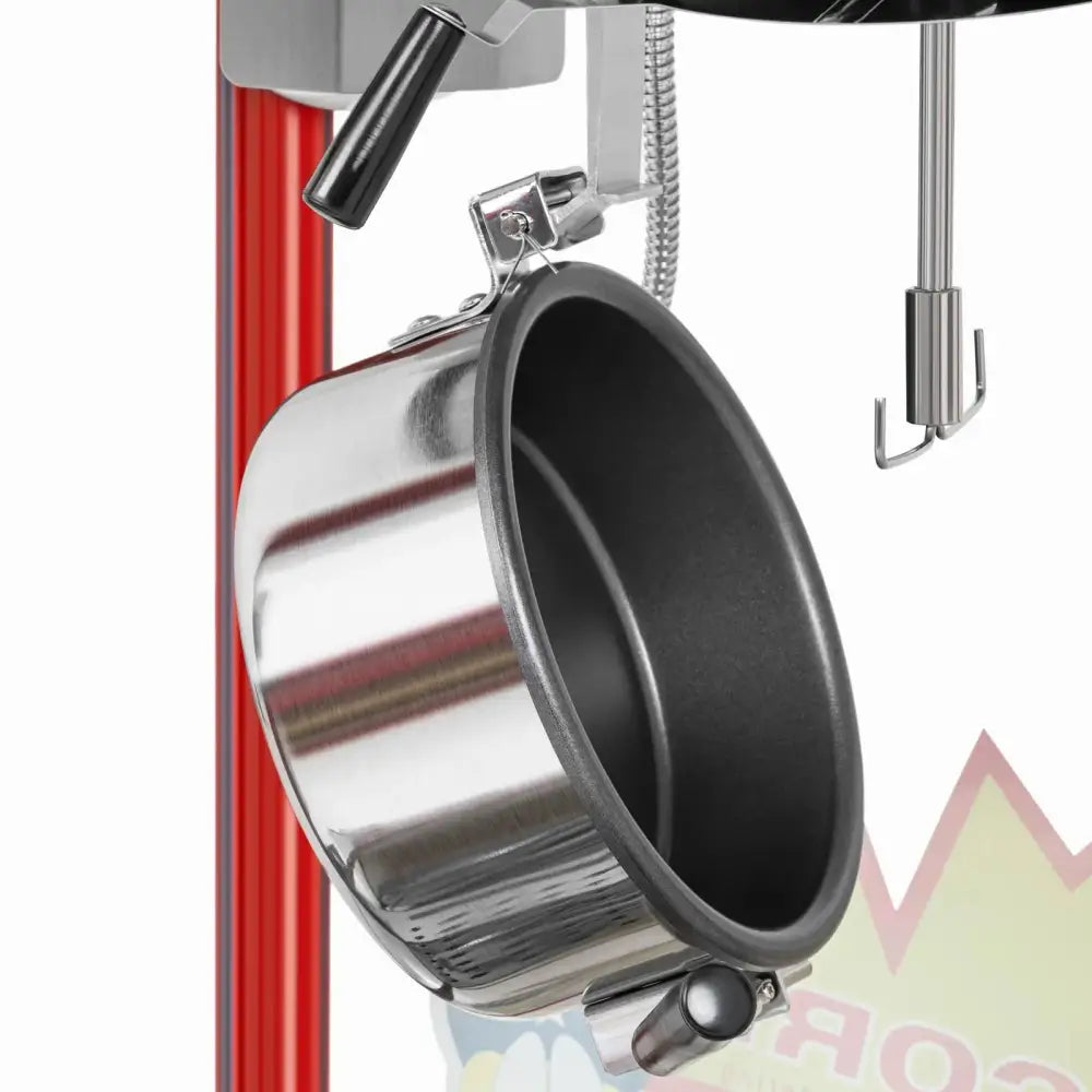 Retro popcornmaskin, nærbilde av innvendig teflonbelagt kjele med sort håndtak og røde maskindetaljer.