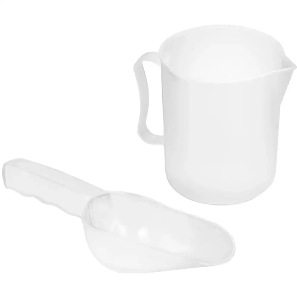 Hvit plastmugge med helletut og håndtak samt hvit plastskuffe, tilbehør til retro popcornmaskin.