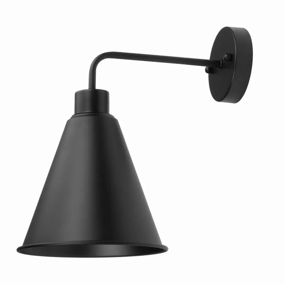 Retro vegglampe med konisk, matt sort metallskjerm og sylinderformet veggfeste sett fra siden.
