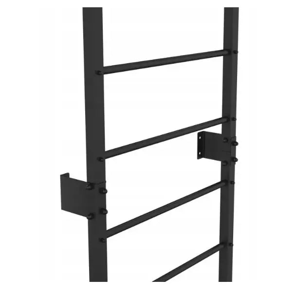 Ribbevegg 220cm, nærbilde av svart metallstige fra siden med fire trinn og synlige monteringsbraketter.