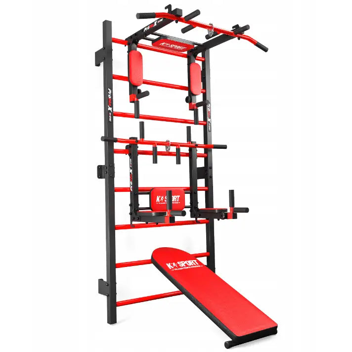 Ribbevegg med parallelle barer og treningsbenk, skråvisning som fremhever justerbar sittebenk og røde grep.