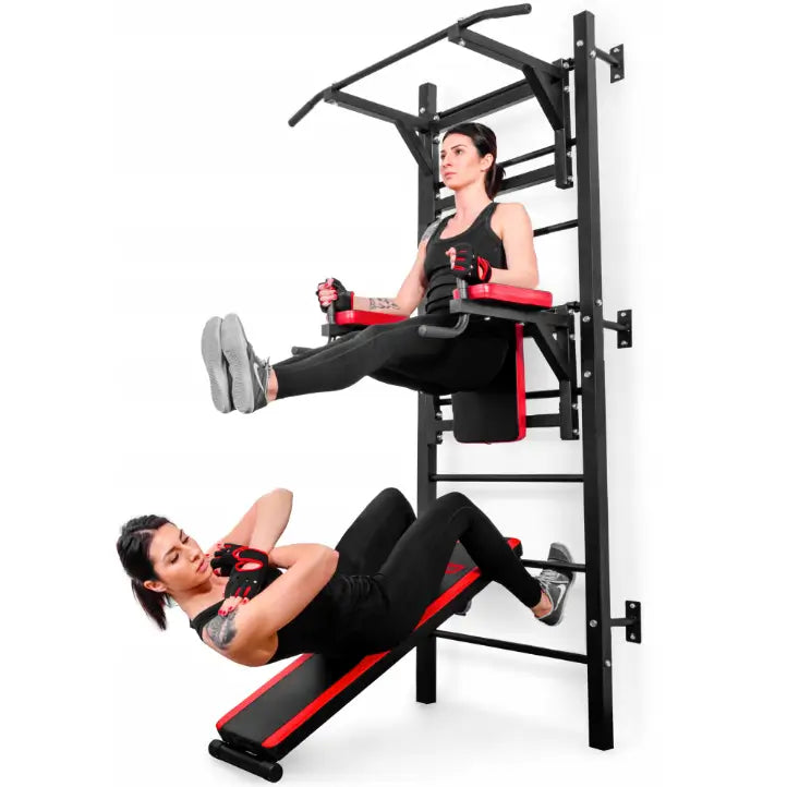 Ribbevegg med parallelle barer og treningsbenk, to personer trener med sit-ups og beinløft på apparatet.