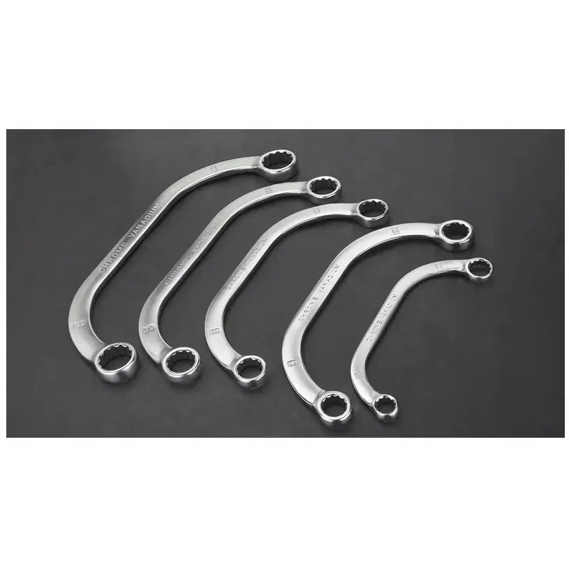 Fem ringnøkler i forkrommet stål, ulike størrelser, buet design og gravert tekst, side om side.