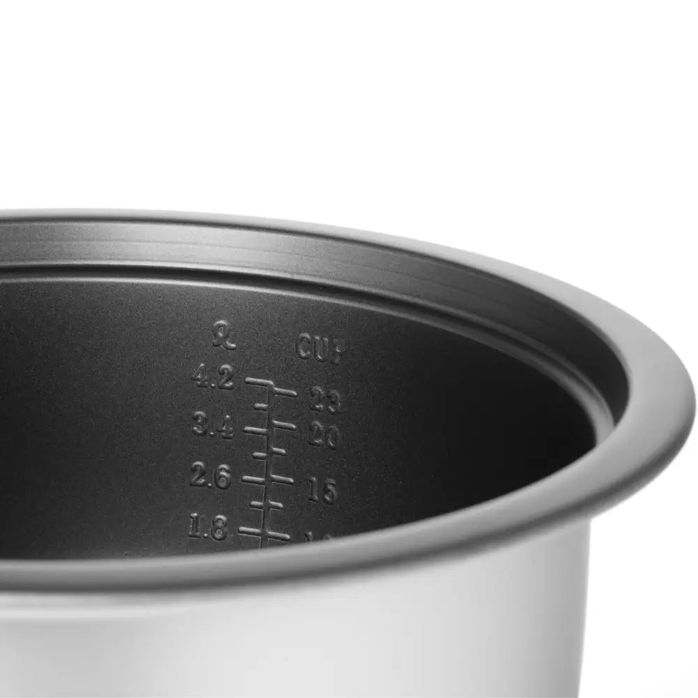 Grå innergryte i metall til ris- og kornkoker, skrå vinkel som fremhever preget måleskala for liter og kopper.