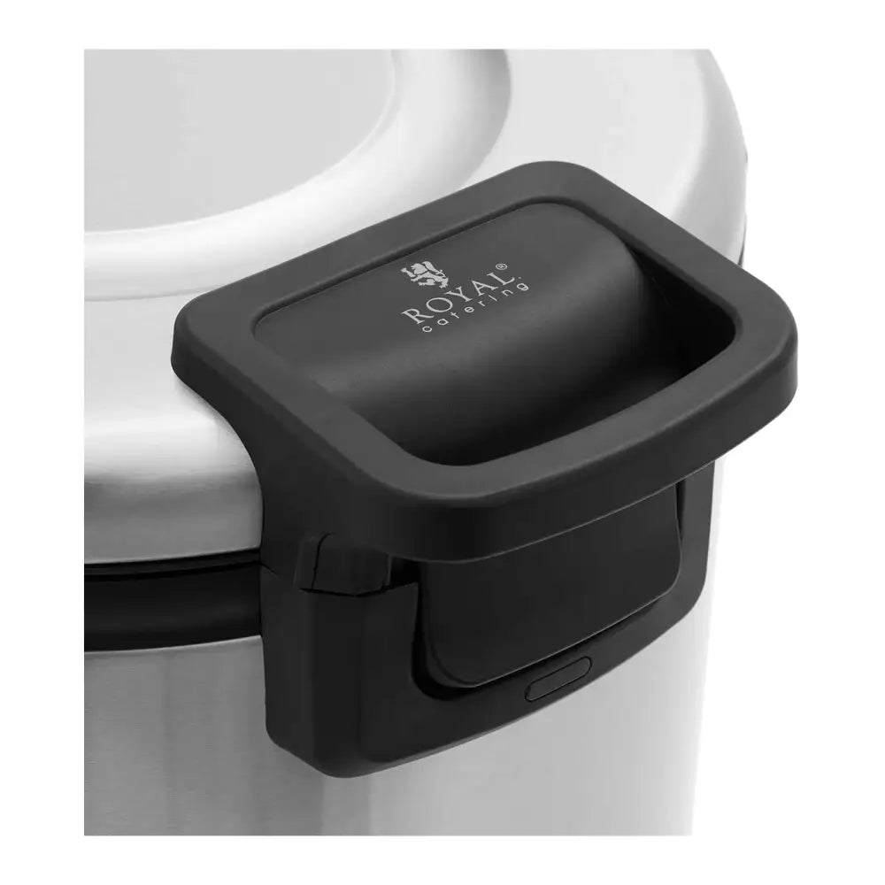 Elektrisk risdampkoker, detalj av sort plasthåndtak med lås og Royal Catering-logo på stålbeholder.