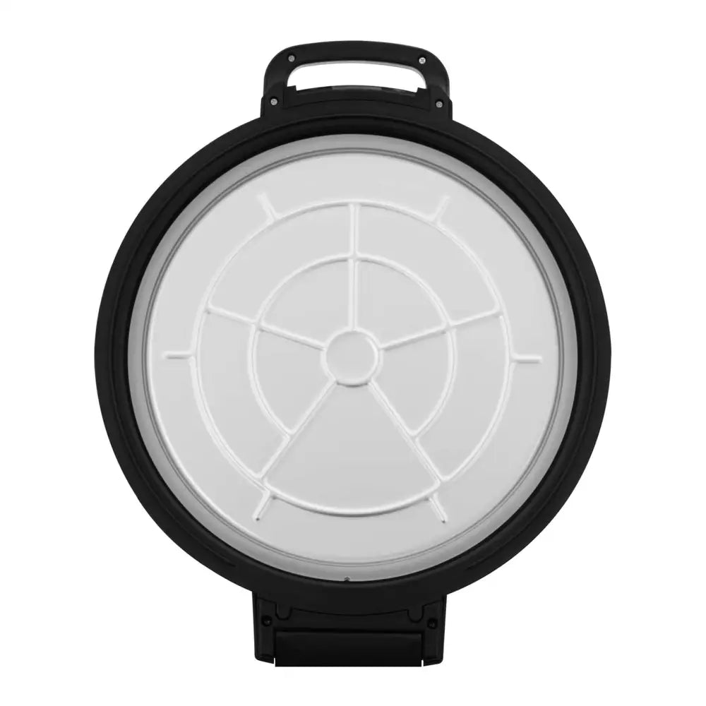 Elektrisk risdampkoker 26 l, frontbilde som viser hvitt lokk med mønstrede linjer og sort kant med håndtak.