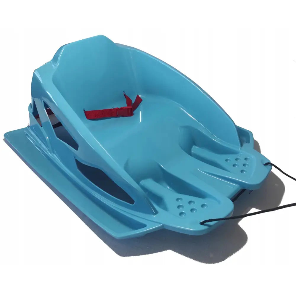 Lyseblå barneslede med høy ryggstøtte, rød sikkerhetssele og snor for trekking, sett forfra fra skrå vinkel.