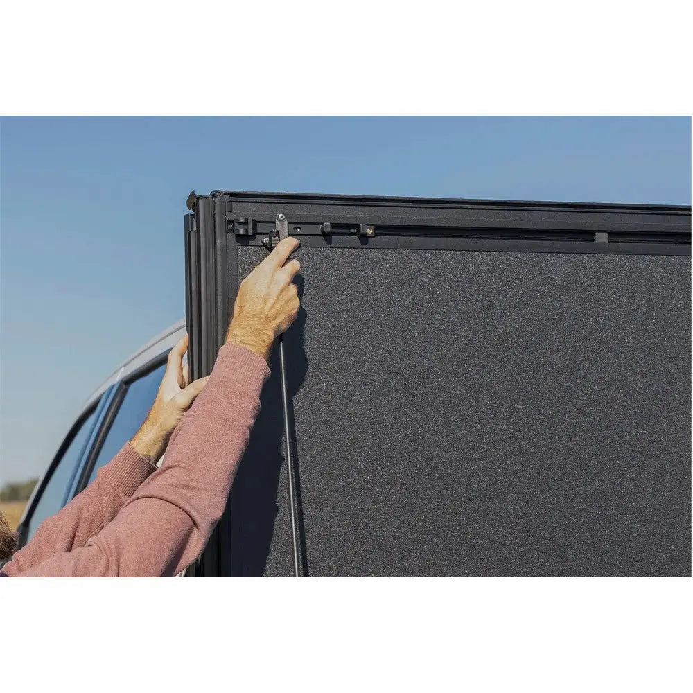 Røff Landsdeksel Tri-fold Lavprofil Rough Country 6’10’’ - Ford F250 23-