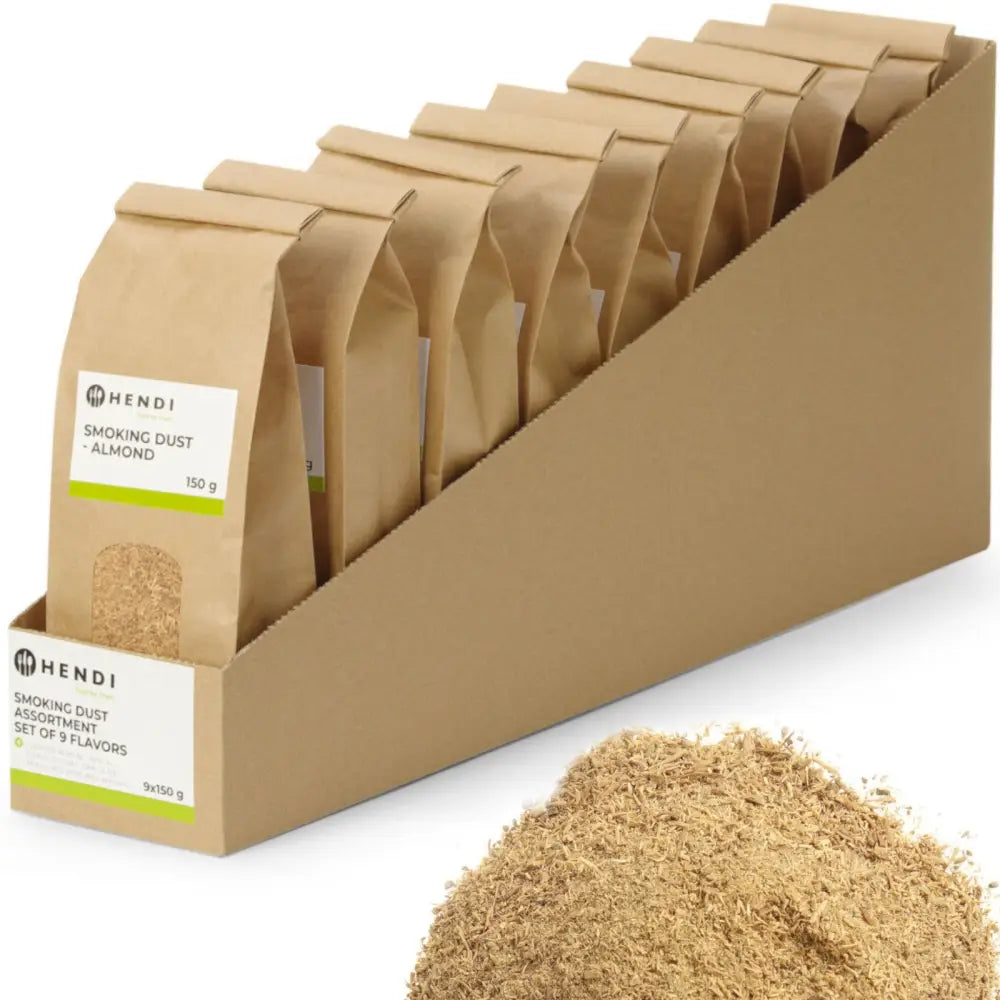 Røkelse pulversett med ni merkede papirposer i eske, lyst sagflis liggende foran emballasjen.