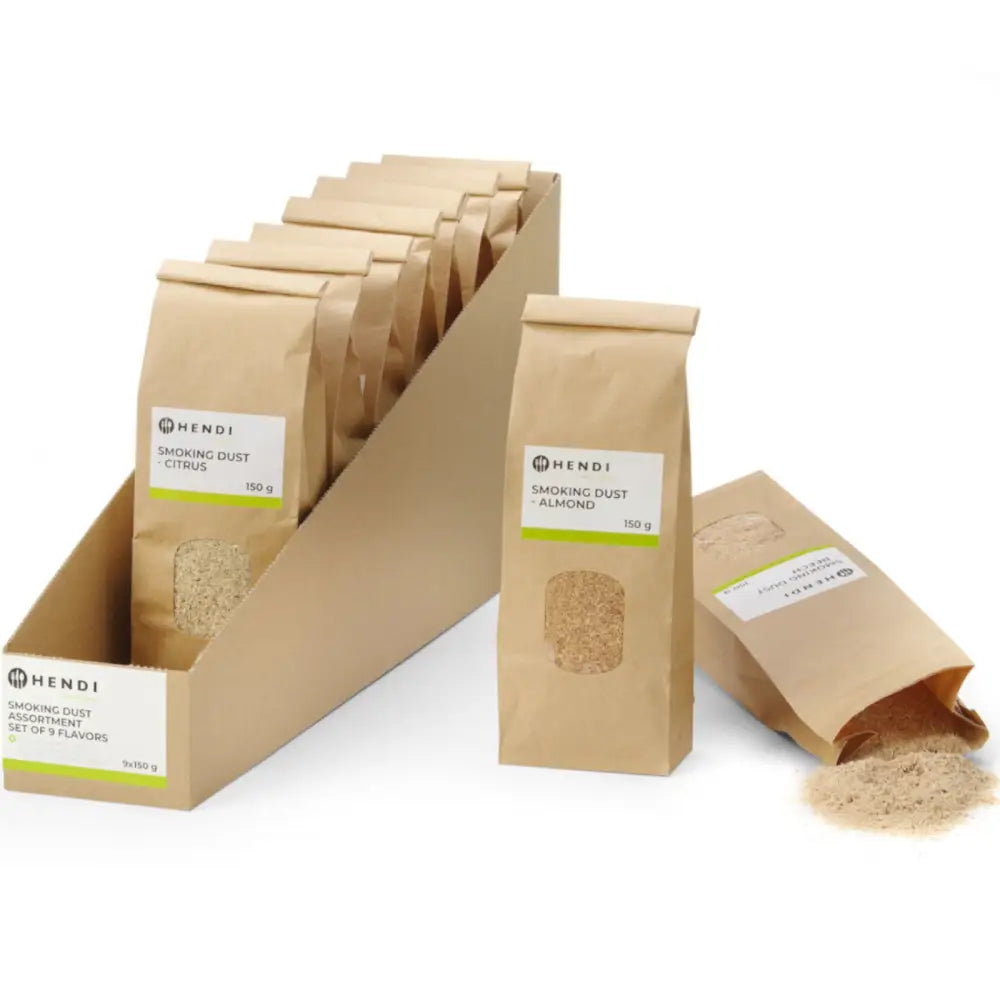 Røkelse pulversett, ni brune poser med etiketter, røykspon delvis sølt ut på lys bakgrunn.