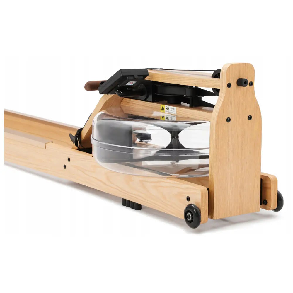 Romaskin i lyst tre med transparent vanntank, sett bakfra, sorte detaljer og små hjul for enkel flytting.