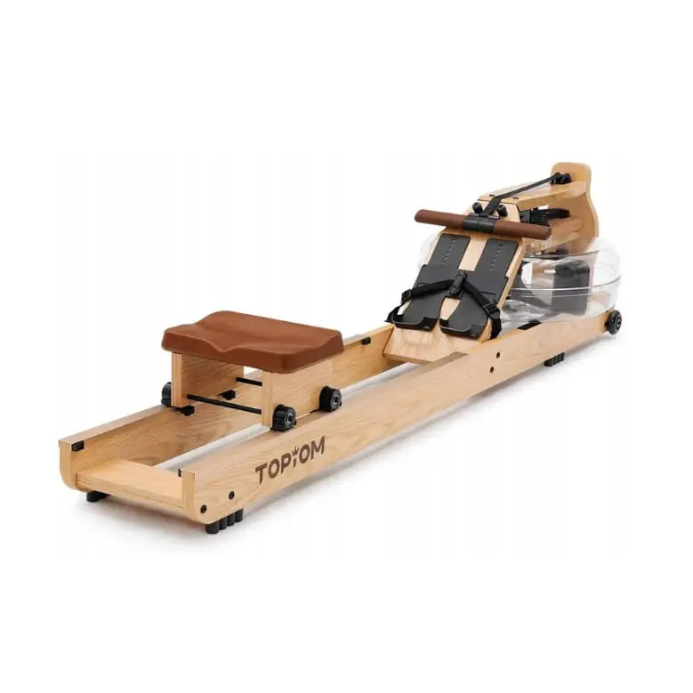 Romaskin i lyst tre, skrå forfra med brunt sete, klar vanntank og svarte fotstropper på skinnen.