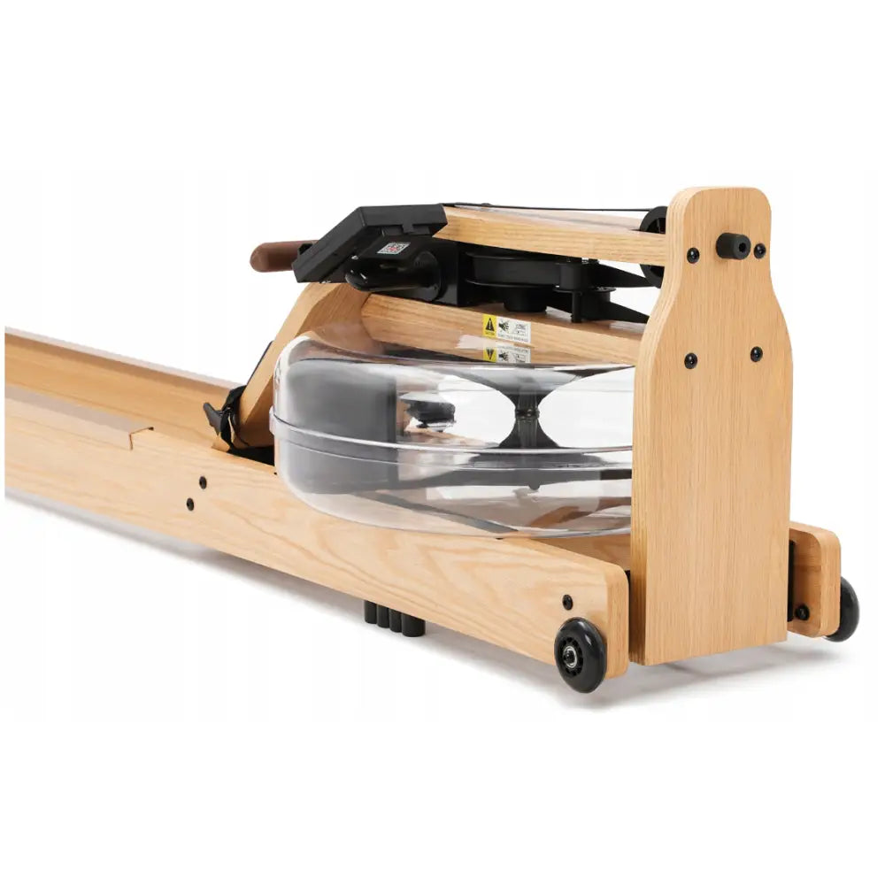 Romaskin i lyst treverk med synlig vanntank, sorte detaljer og hjul for enkel flytting, sett fra siden.