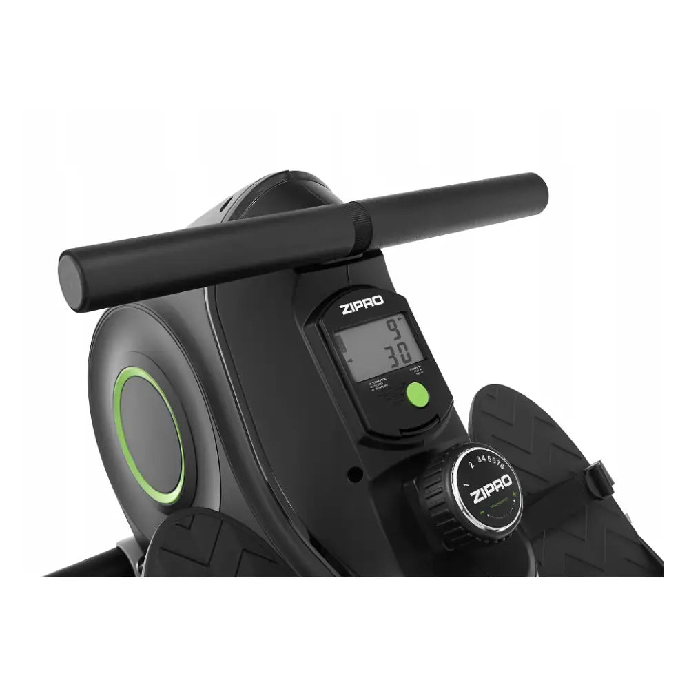 Romaskin Ergometer Sammenleggbar, nærbilde av digitalt display, grønne detaljer og mønstrede fotplater.