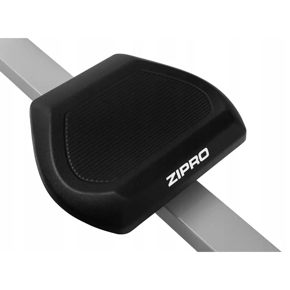 Sort, strukturert sete til romaskin Ergometer, skrå visning med synlig ZIPRO-logo og grå metallramme.