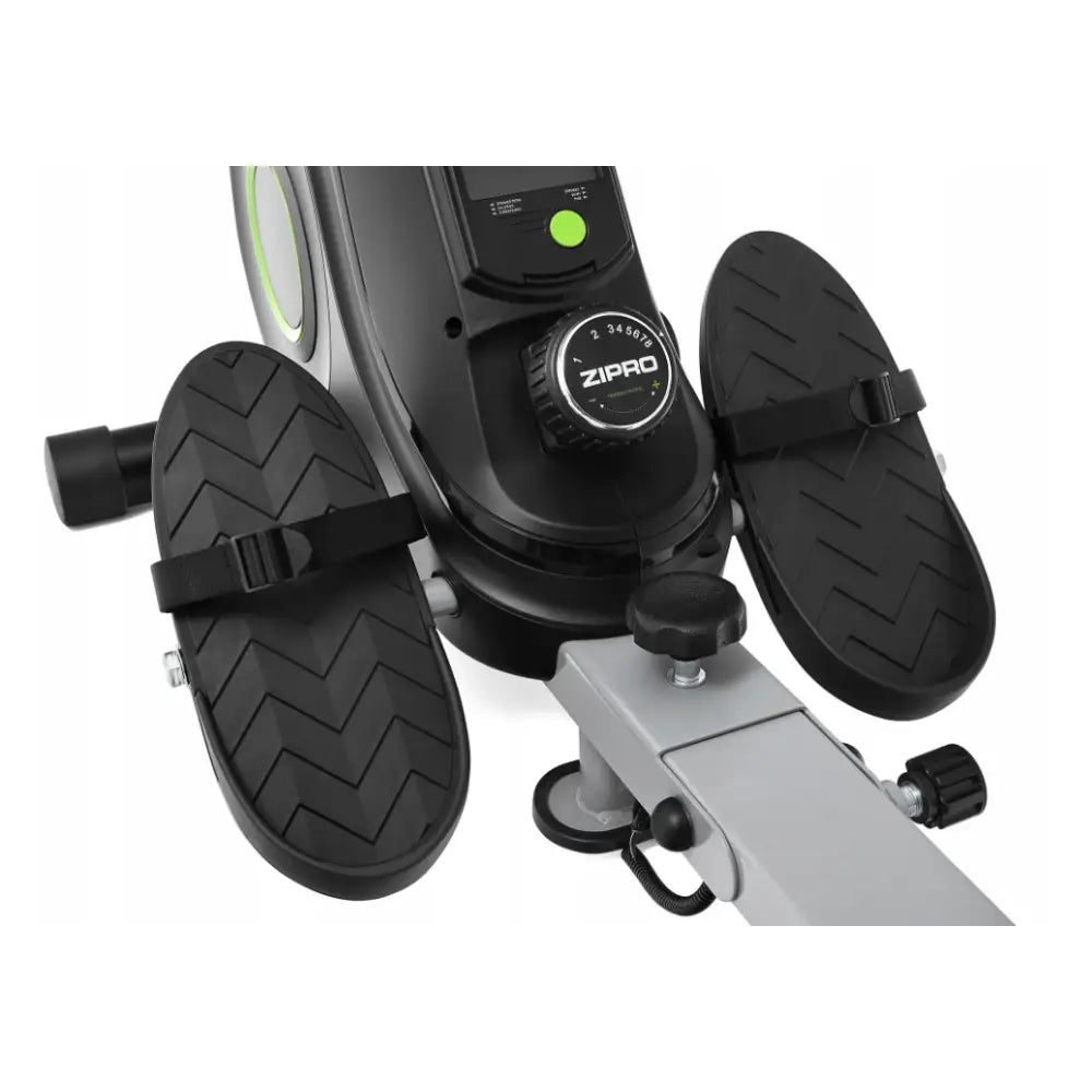 Romaskin Ergometer Sammenleggbar, nærbilde av sorte fotplater med stropper og ZIPRO-justeringshjul.