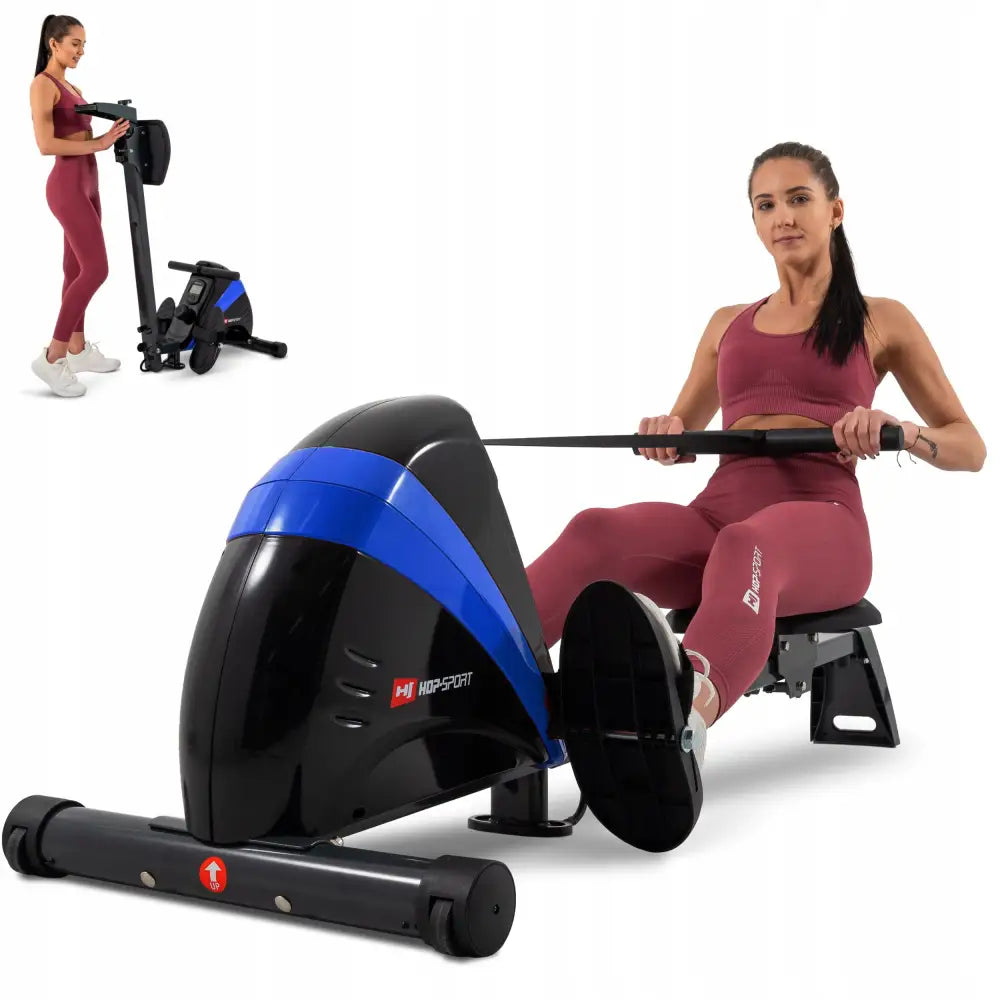 Romaskin Ergometer Sammenleggbar i sort og blått, demonstrert av kvinne, sammenlagt vises øverst til venstre.