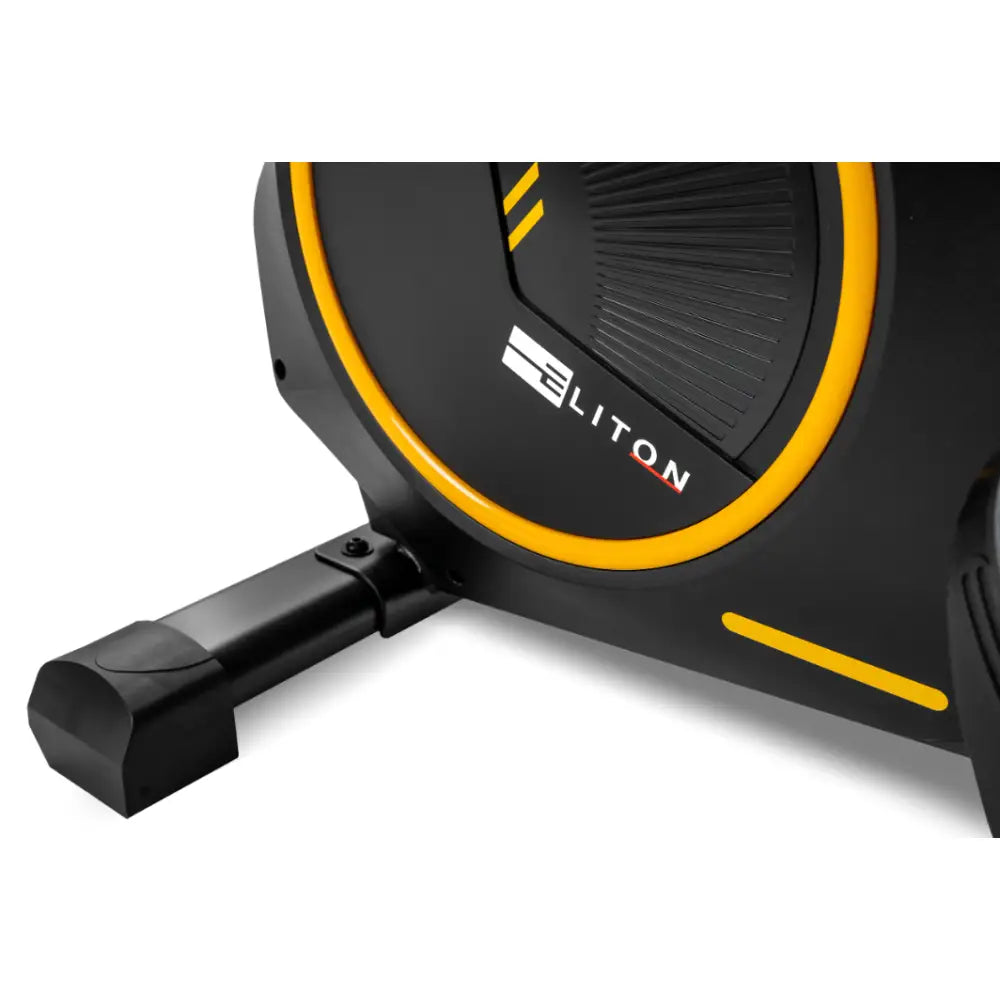 Romaskin Omega, sidebilde med fokus på robust sort base, gule detaljer og synlig rundt svinghjul.