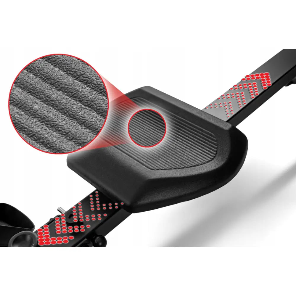 Romaskin Omega, nærbilde av sort, rillete fotplate i plast med forstørret fokus på sklisikker tekstur.