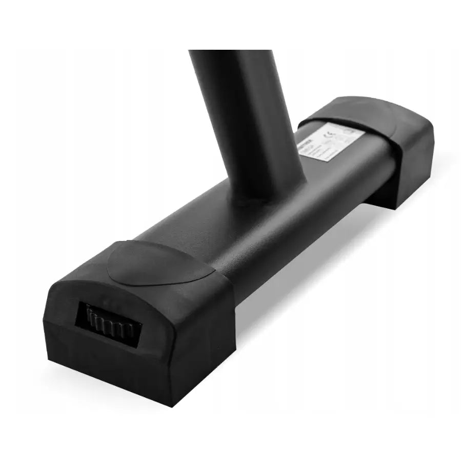 Romaskin Omega, nærbilde av sort metallfot med justeringshjul og etikett sett fra siden og ovenfra.