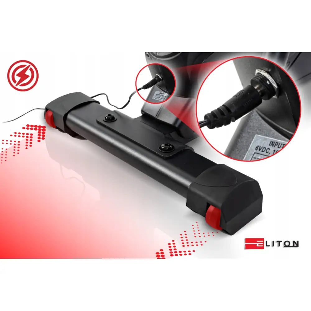 Romaskin Omega, nærbilde av strøminntak og strømledning koblet til via rund kontakt på sort og rød base.