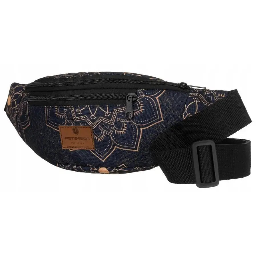 Romslig polyester damerumpetaske i mørkeblått med lyseblå og beige mønster, sett fra siden.