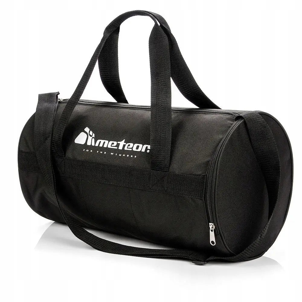 Romslig treningstaske Meteor 25L, svart med hvit logo, sett skrått forfra med bærehåndtak og skulderstropp.
