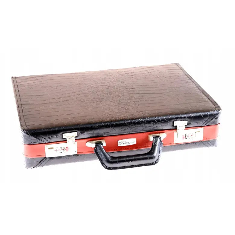 Sort og brun stresskoffert med preget skinnmønster, metallåser, rød kantstripe og sort bærehåndtak.