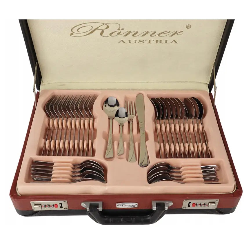 Rossner bestikksett i stål, sett ovenfra i koffert med rosa innlegg og sølvfarget bestikk i rekker.