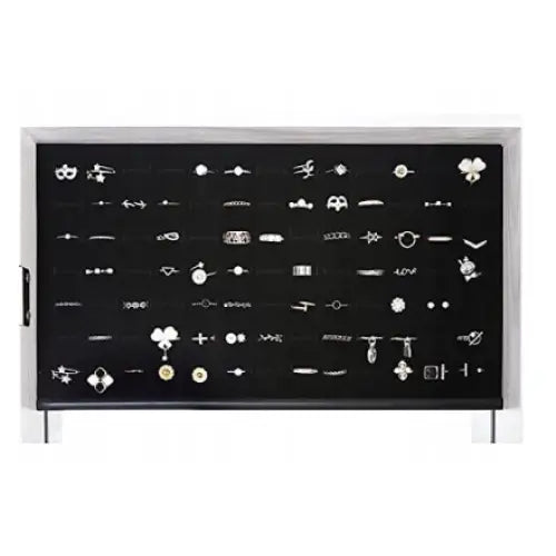 Roterende smykkeskap, frontvisning av metallstativ med organiserte sølv- og gullringer mot svart bakgrunn.