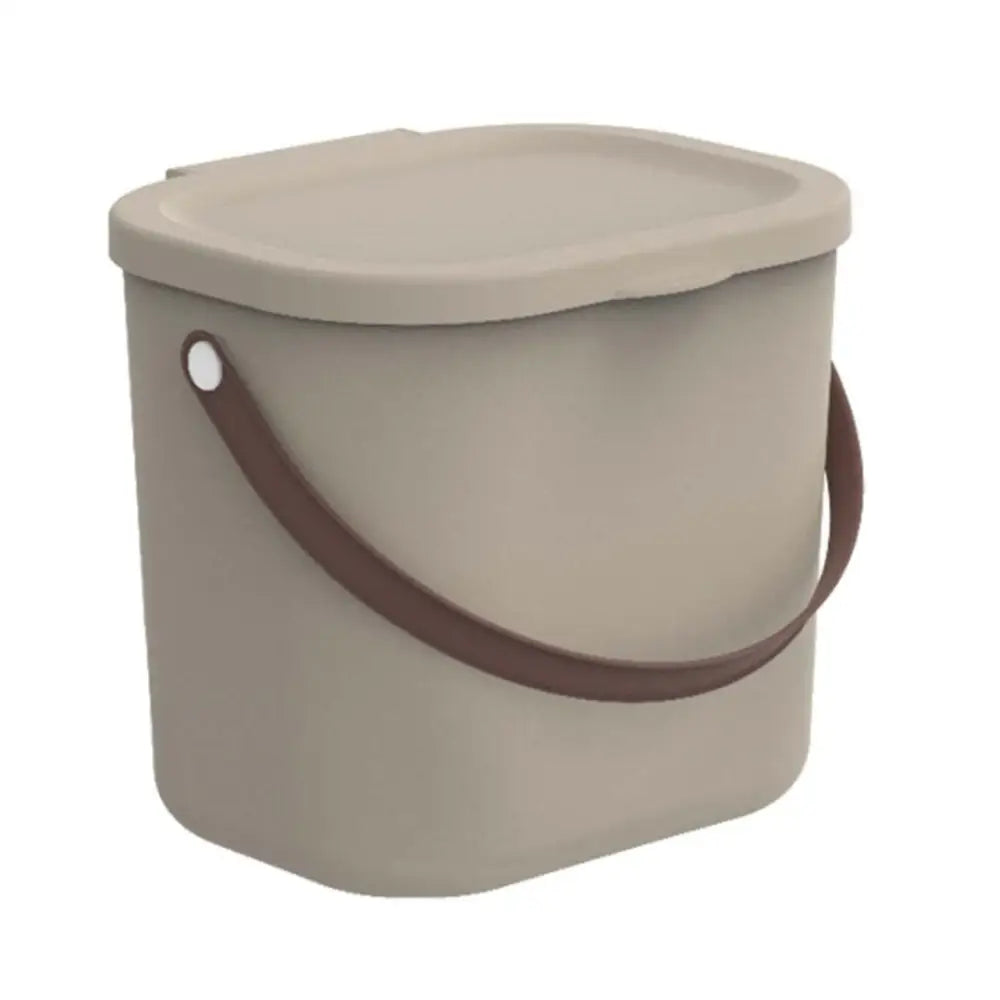 Rotho Albula 6L avfallsbeholder i beige plast med brunt håndtak, vist skrått forfra med lokket på.