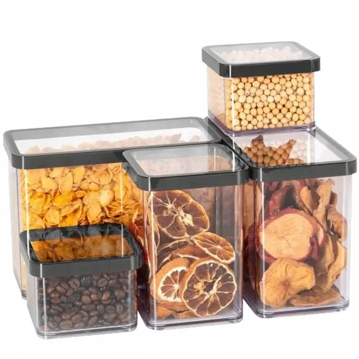 Rotho matoppbevaringsbokser, sett med fem klare bokser med svarte lokk, fylt med ulike matvarer.