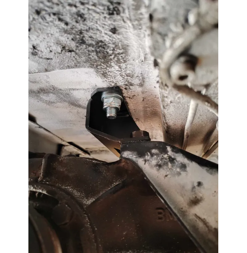 Sort pulverlakkert X-brace avstiver bak i 40x2 mm stålrør til BMW E36 Compact