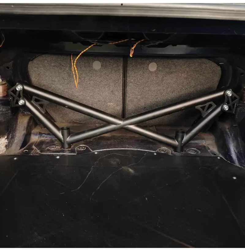 Pulverlakkert sort overflate på BMW E36 bakre avstiver i 40x2 mm stålrør