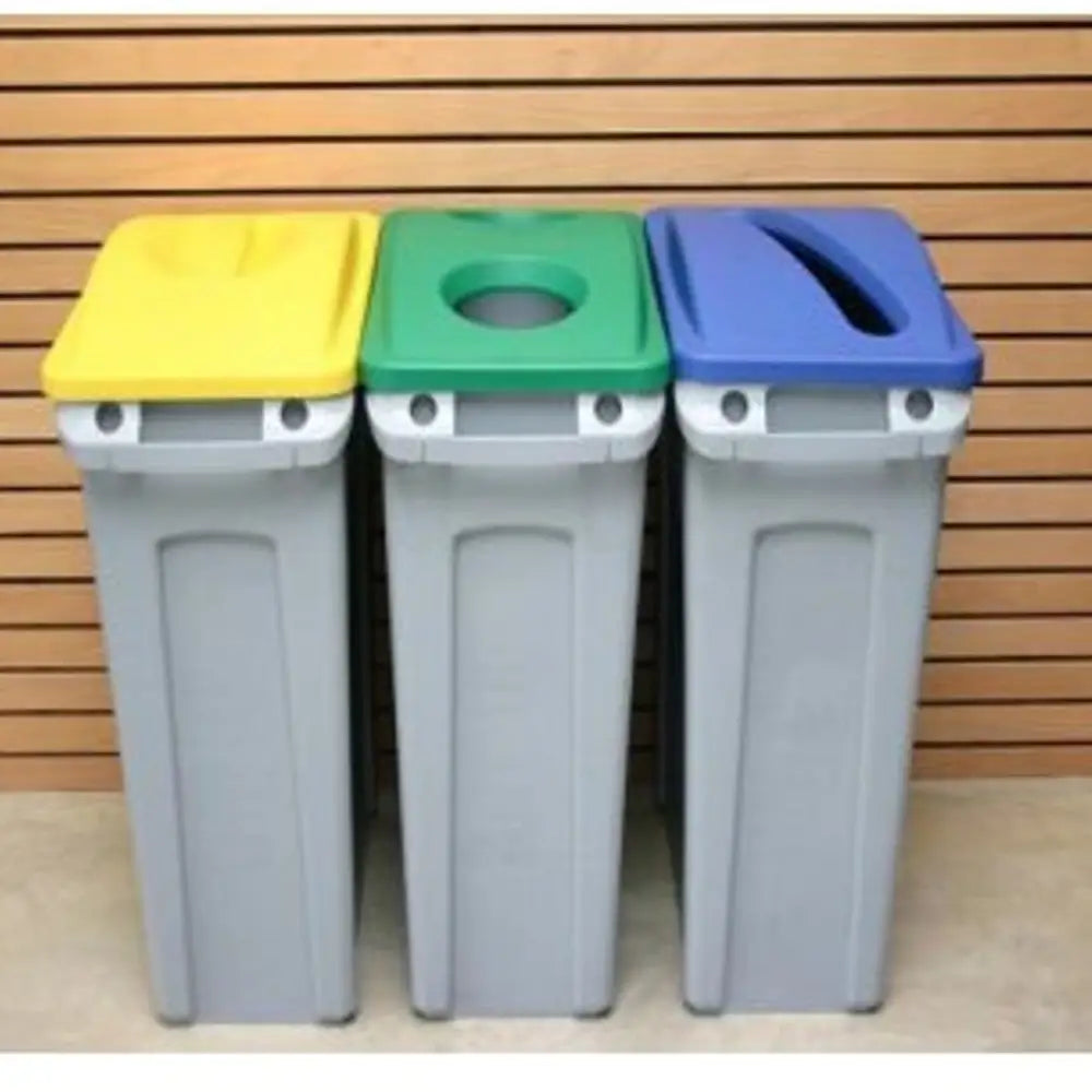 Rubbermaid SLIM JIM 87L avfallsbeholdere, frontvisning med gult, grønt og blått lokk for kildesortering.