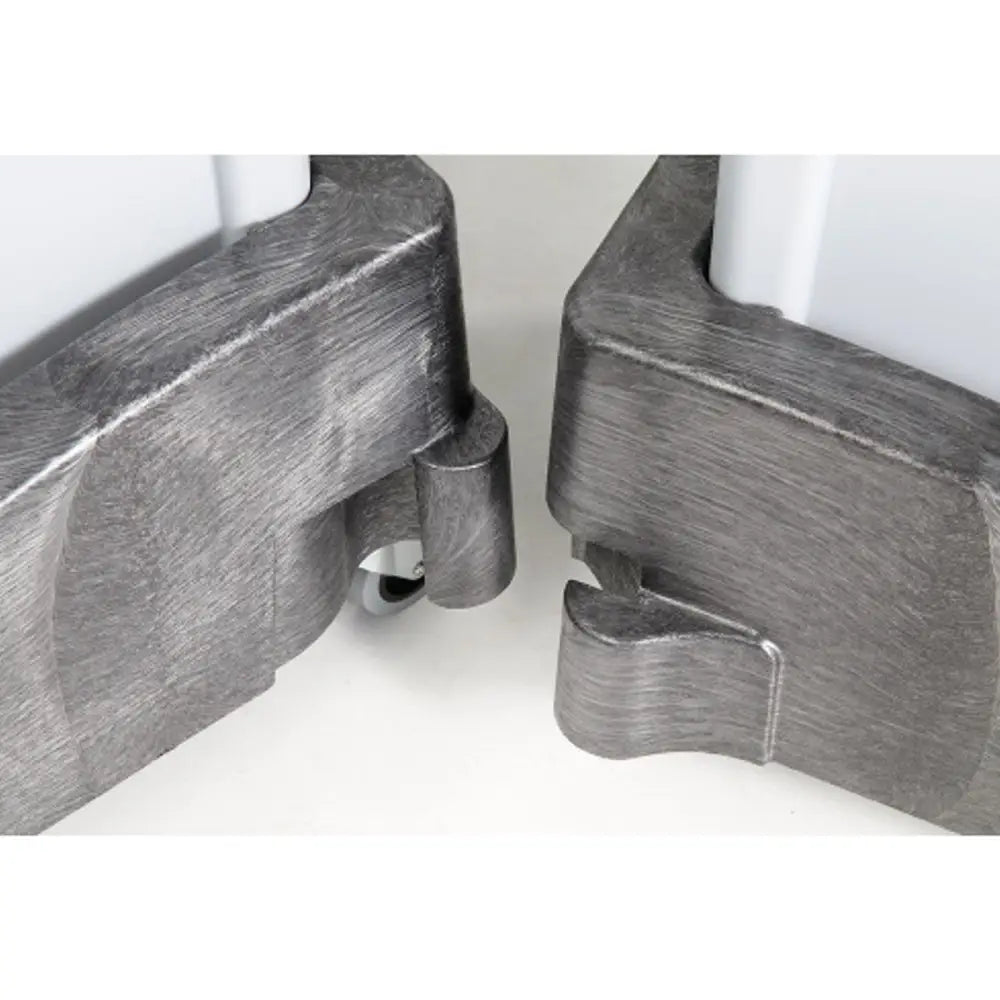 Rubbermaid SLIM JIM understell, nærbilde av to grå plastdeler med hjul og synlig koblingssystem.