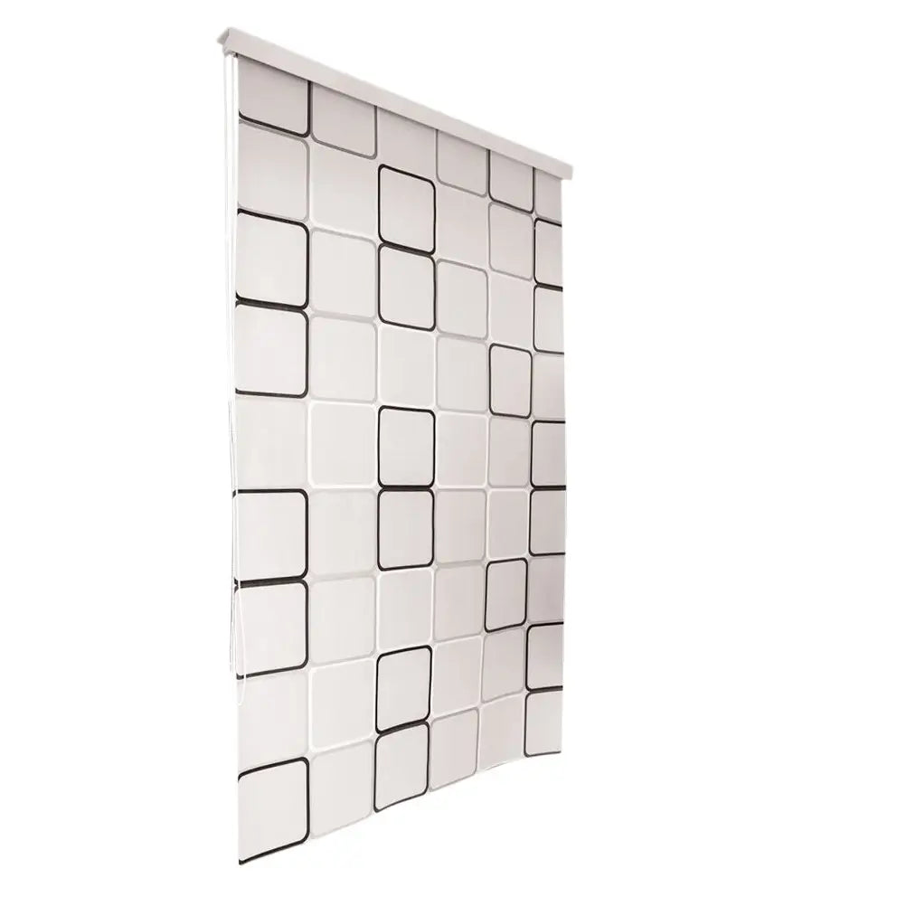 Rullegardin med svart og grått firkantmønster, sidevisning med snortrekk på venstre side og glatt overflate.