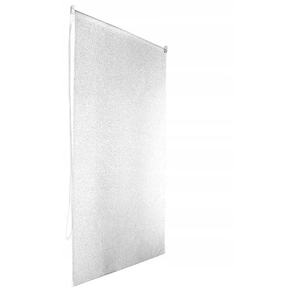 Rullegardin med 3D-effekt for bad, sølvfarget med tekstur, sett fra skrå vinkel med synlig snor.