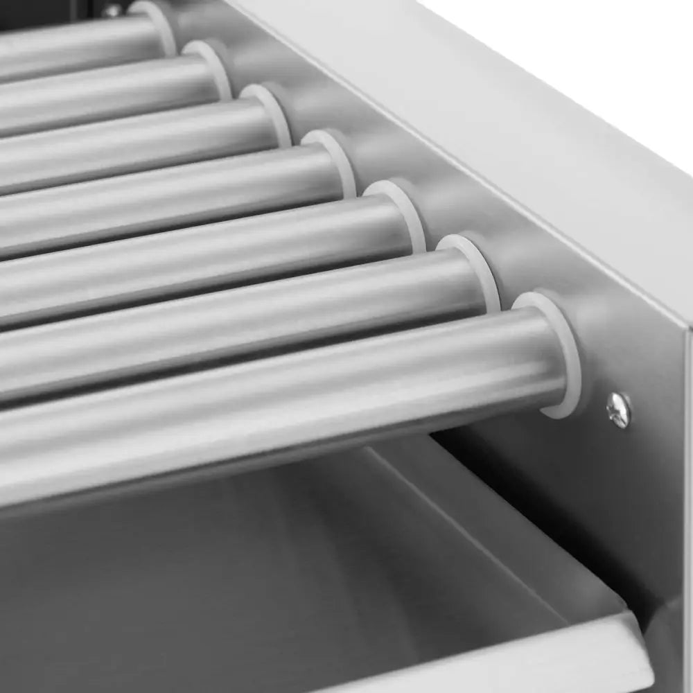 Rullegrill for pølser, nærbilde av syv blanke metallruller med detaljerte skruer på siden av stativet.