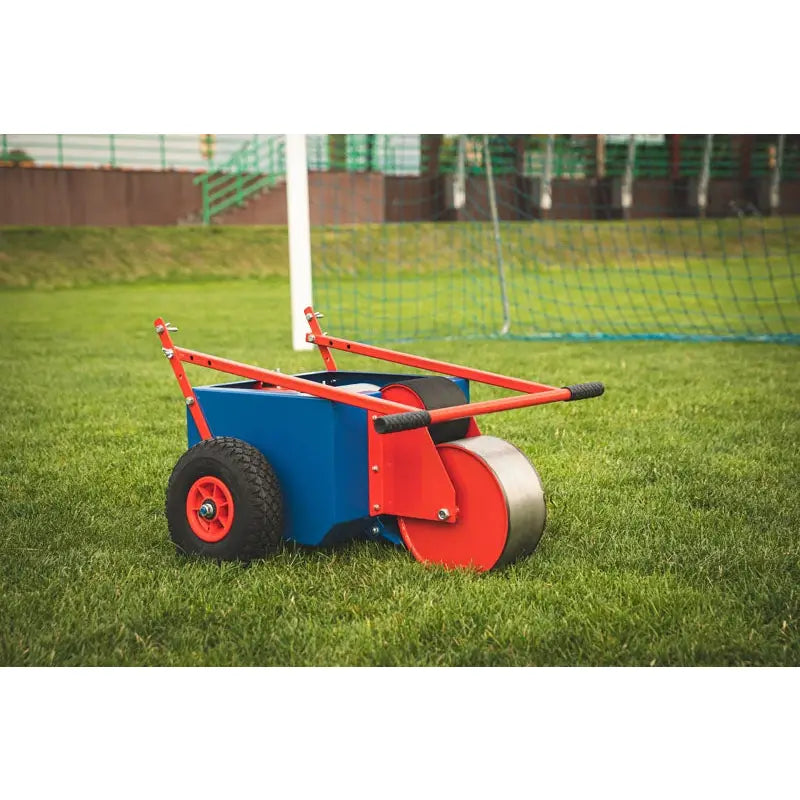 Rulleskate for linjemaling, blå og rød modell sett fra siden på gressbane med store hjul og sorte håndtak.