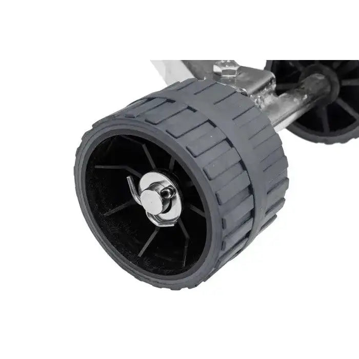 Rullestøtte for båthenger, nærbilde av grått plasthjul med sorte eiker og riflet overflate på metallaksel.