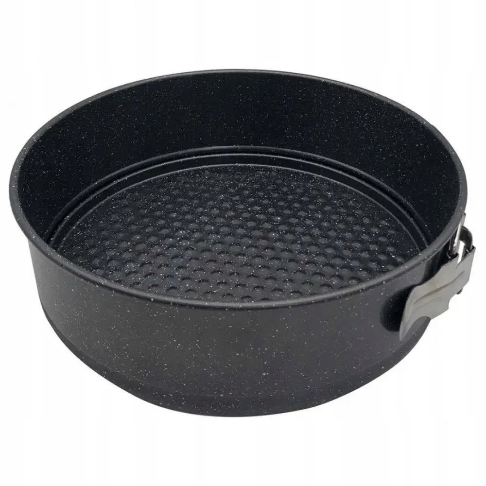 Rund kakeform 24 cm, svart springform med slippbelegg, mønstret bunn og synlig metallspenne fra siden.