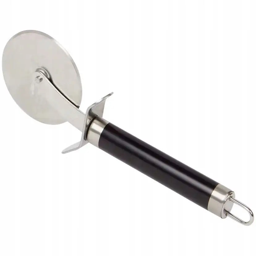 Rund pizzakutter med sølvfarget skjærehjul og svart håndtak med oppheng, vist i skrå vinkel.