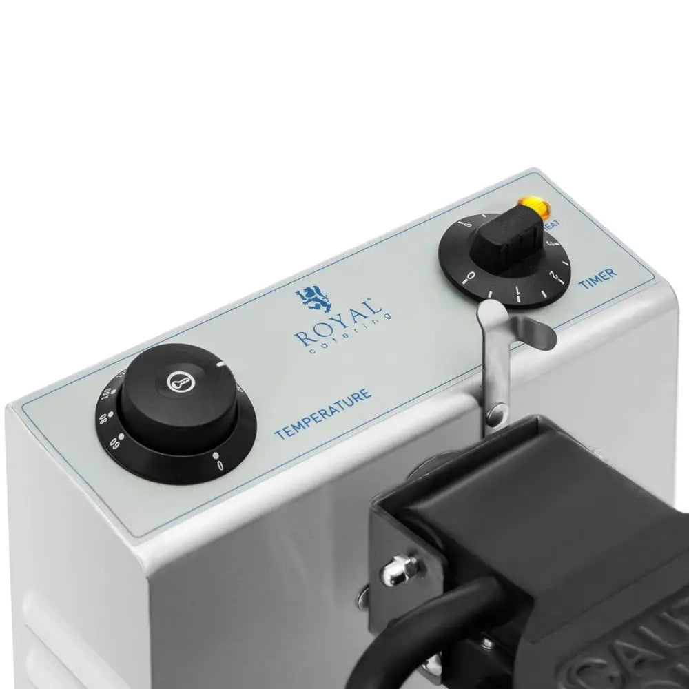 Rundt vaffeljern, detaljvisning av metallisk kontrollpanel med to sorte dreieknapper og gul indikatorlampe.