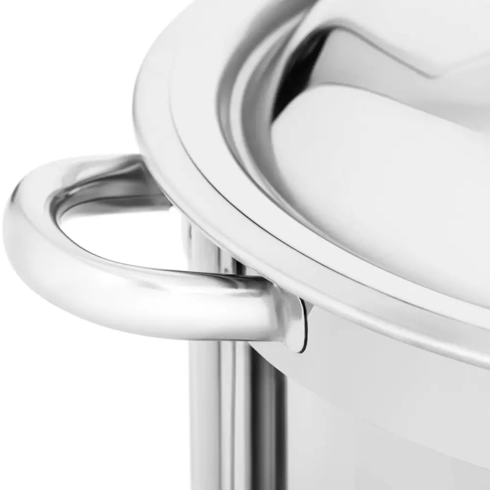 Rundt matvarmer, nærbilde av håndtak og blank rustfri overflate på sølvfarget gryte med lokk.