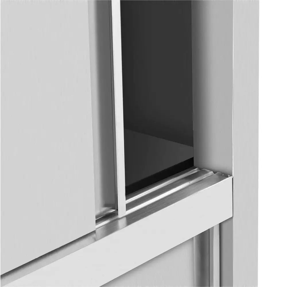 Skyvedør i rustfritt stål til lagerkjøkken, nærbilde av skinne og kantdetaljer på døren.