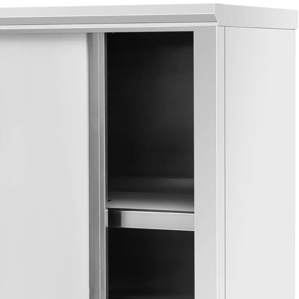 Rustfritt stål skyvedørskap, sidevisning med åpen dør og mørke hyller i moderne, minimalistisk stil.