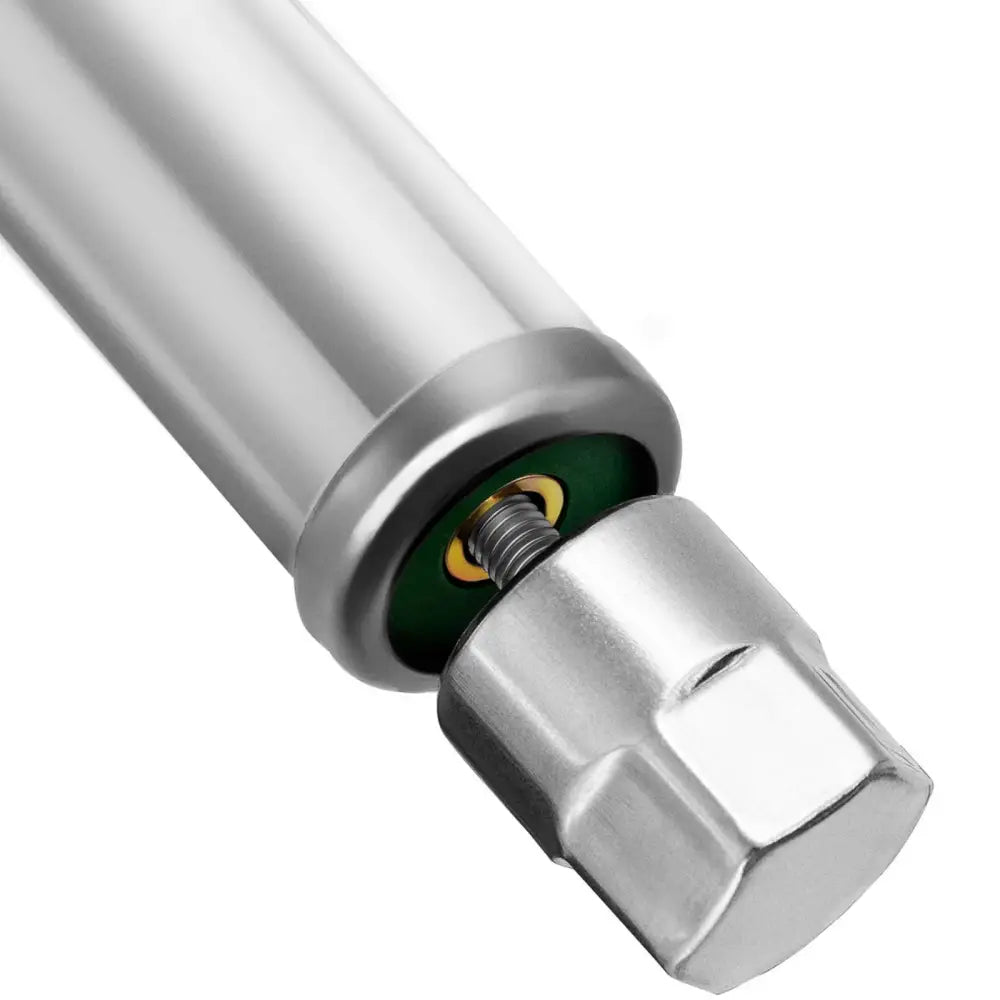 Rustfritt stålarbeidsbord, detaljert nærbilde av endestykket med sekskantet mutter og synlig fjær.