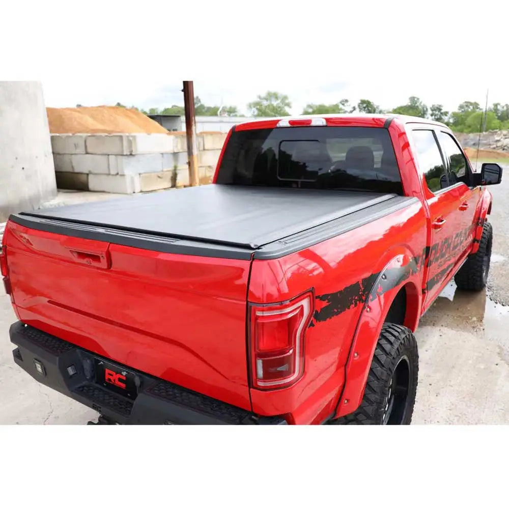 Rustikt Bildeksel Rough Country 5’ 7’’ - Toyota Tundra 14-21