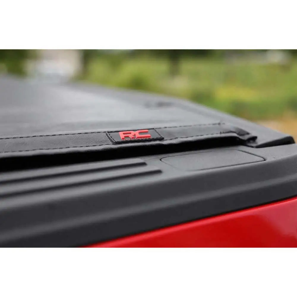 Rustikt Bildeksel Rough Country 5’ 7’’ - Toyota Tundra 14-21